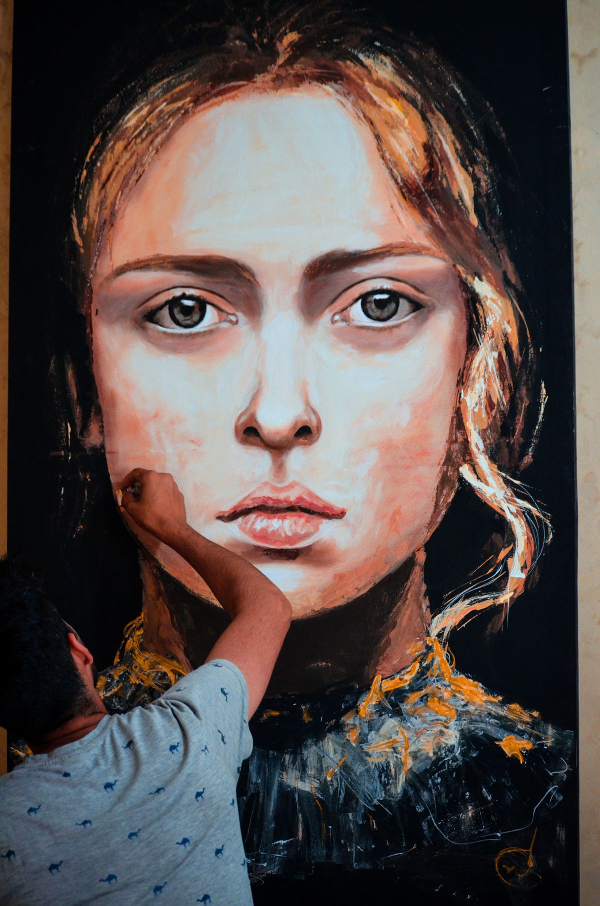Olejový portrét ženy s hlubokým pohledem na plátně, figurální malba 80×100 cm, 2024